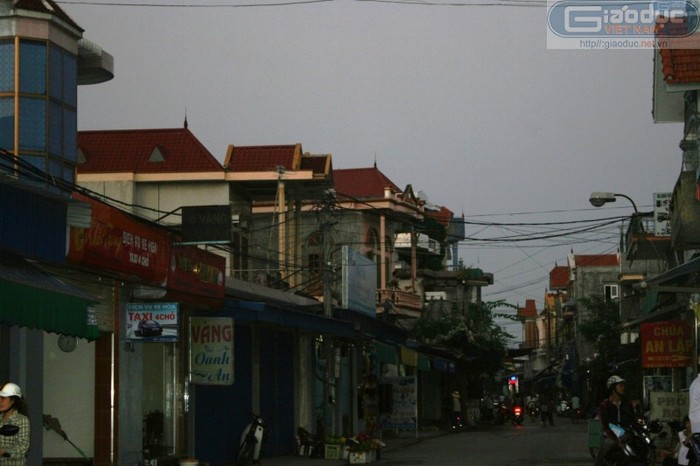 Bên trong những ngôi nhà cao tầng mọc lên san sát ở xã Lập Lễ (Thủy Nguyên, Hải Phòng) là sự vắng bóng những cô gái ở tuổi lao động vì rất nhiều người đã đi lấy chồng nước ngoài.